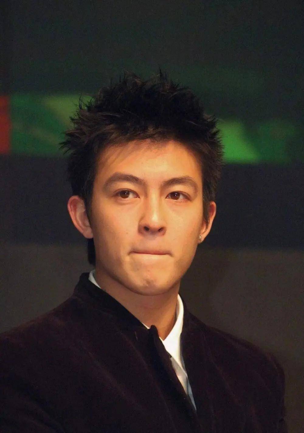 陈冠希为女粉丝签名送红包,状态回春被赞"神颜",女方来头不小_冠希哥