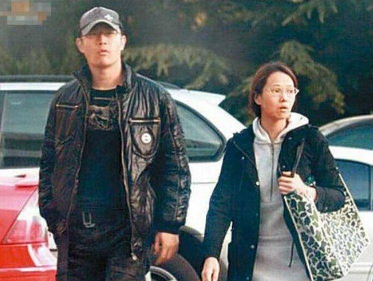 黄维德谈伊能静泪流满面 牵手门后黄维德事业尽毁_哈林_形象_因为