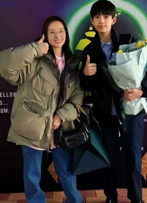 董洁儿子顶顶上热搜,颜值身高继承父母,网友:最帅星二代预定!