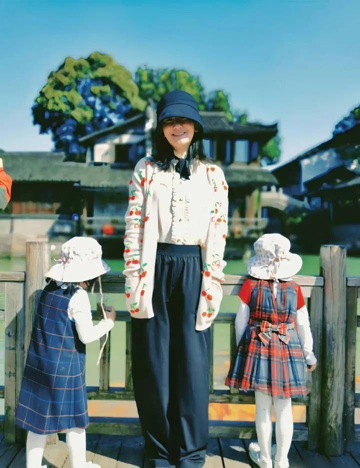 谢娜为双胞胎女儿庆生,5岁跳跳俏俏球场奔跑,一个像爸一个像妈_妈妈