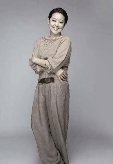 倪萍瘦身后真时髦,衬衫配风衣一身潮牌好洋气,四方墨镜时髦爆_版型