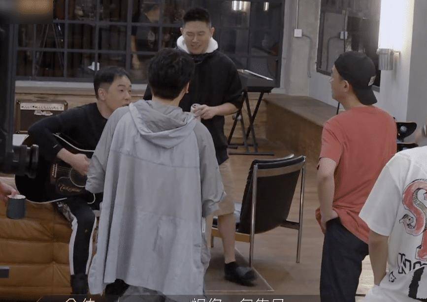 黄贯中为陈小春弹生日歌,陈小春送其水壶,兄弟情真的