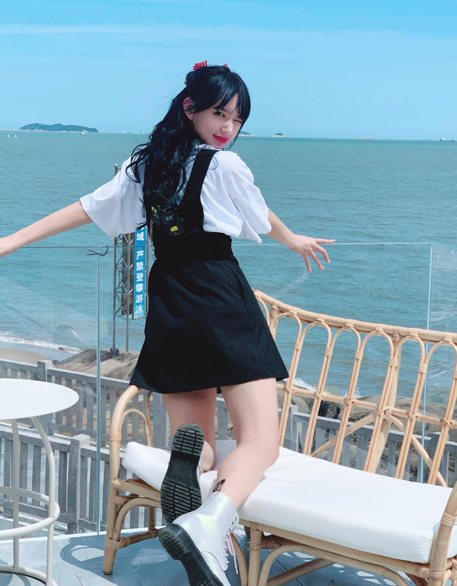 程潇海边录节目心情大好,面对镜头卖萌,大胆秀出"最胖女团腿"_孩子