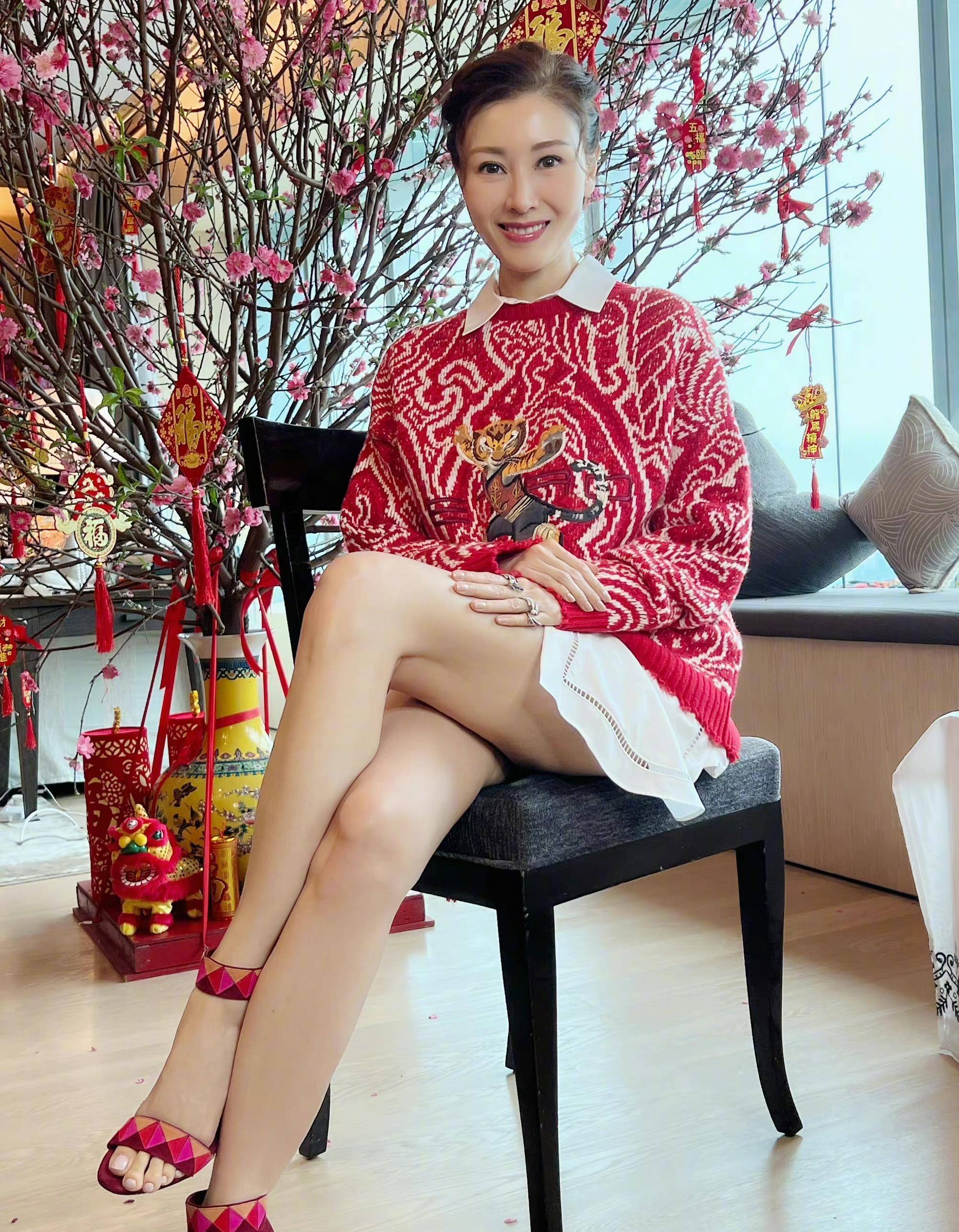 52岁李嘉欣颜值高又会穿,白色polo衫配牛仔裤,红光满面像30岁_气质