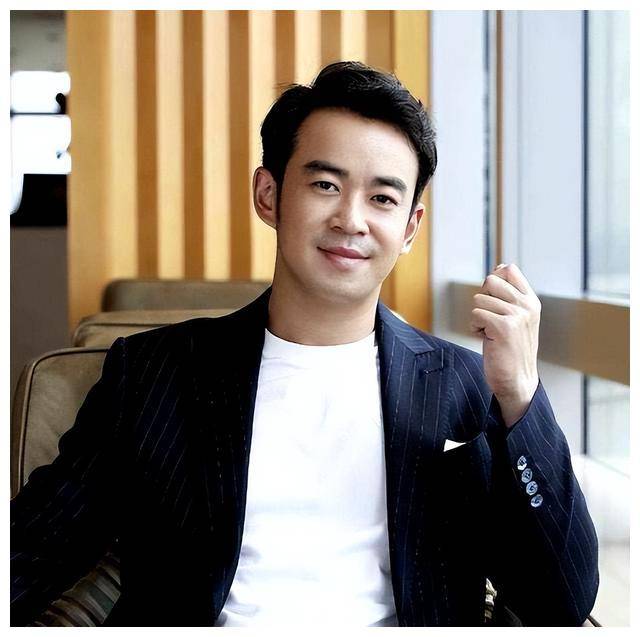 他的成长历程,话剧舞台上的卓越表演,影视剧中的出色表现以及与张萌的