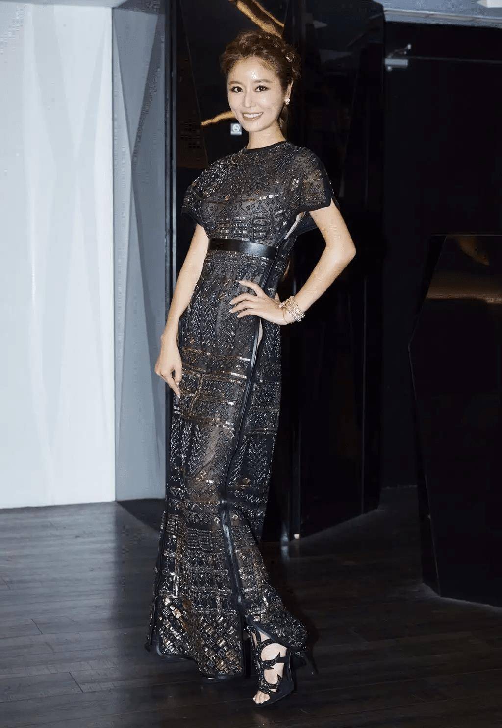 林心如的"娃娃脸"真耐看,穿无袖连衣裙配长卷发,像90后姑娘_色彩_少女