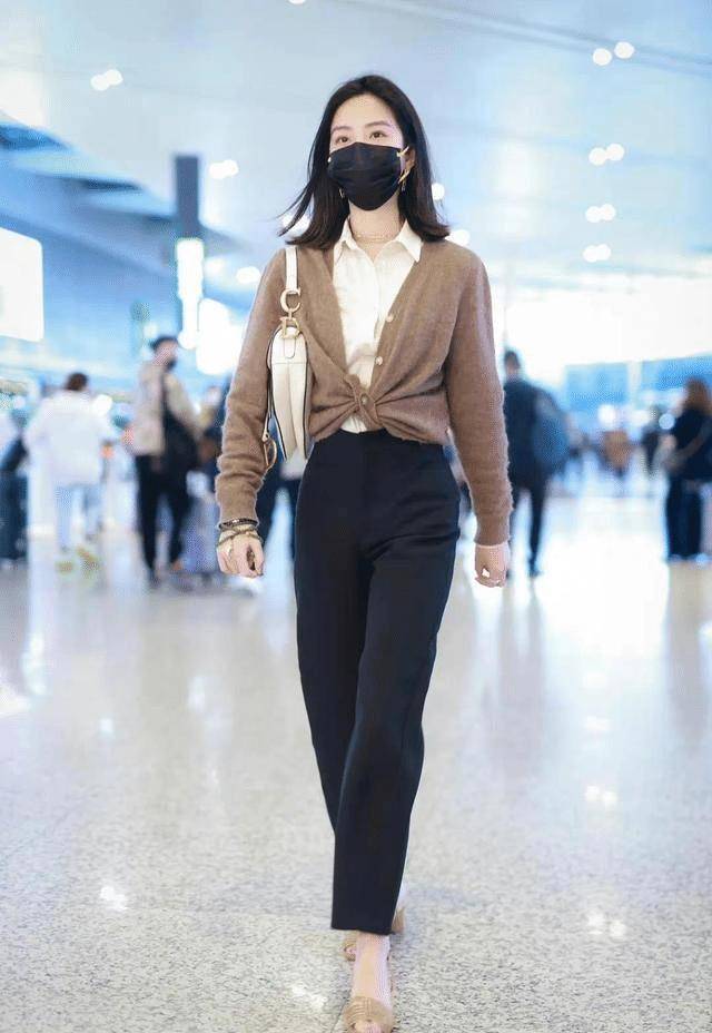 杨采钰很有"贵族"气质,穿缎面衬衫配牛仔裤,满满的高级感_款式_方式