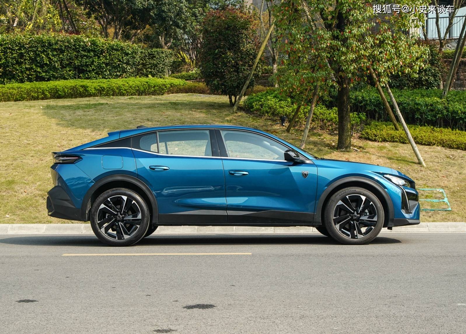 掀背轿跑车身,配3d裸眼仪表 飞机