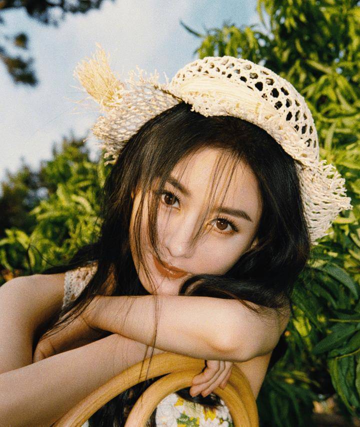 赵丽颖戴草帽拍写真,当她对着镜头嘟嘴的那一刻,原谅我犯花痴了_风格