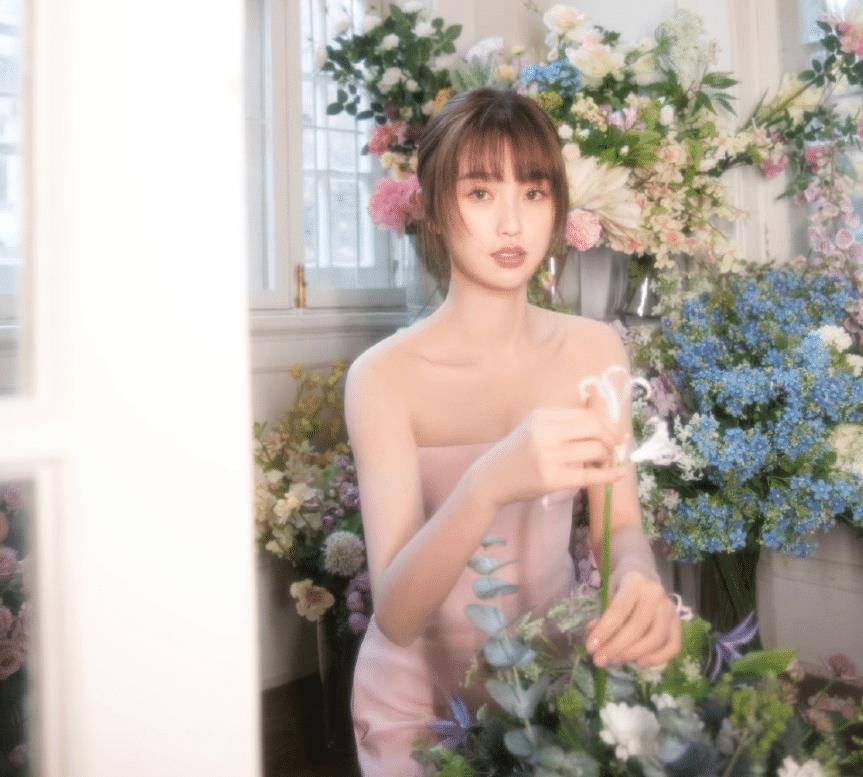 虞书欣走简约风,身穿连体裤亮相红毯,身材让我酸成精!