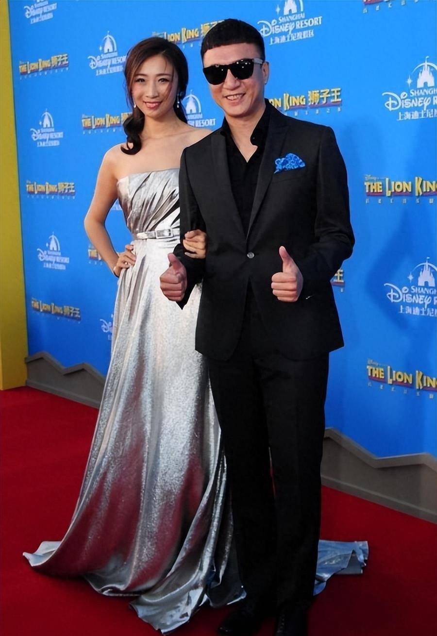 孙红雷罕见和小15岁娇妻合体,王骏迪穿薄纱裙高贵又窈窕,"大饼脸_裙子