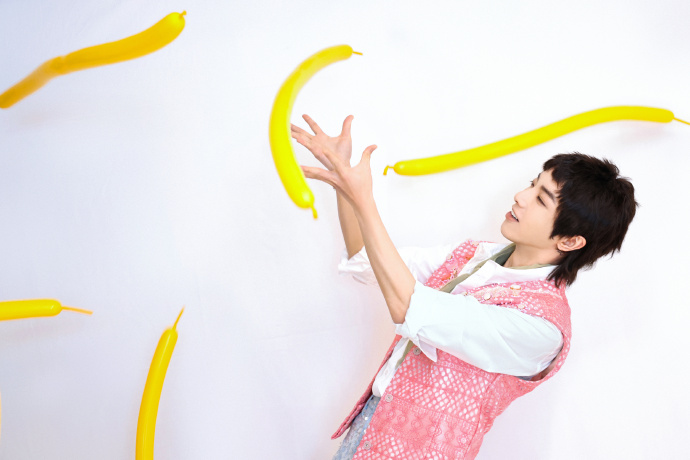 华晨宇晒照庆34岁生日,时髦穿搭展示青春活力,阳光获