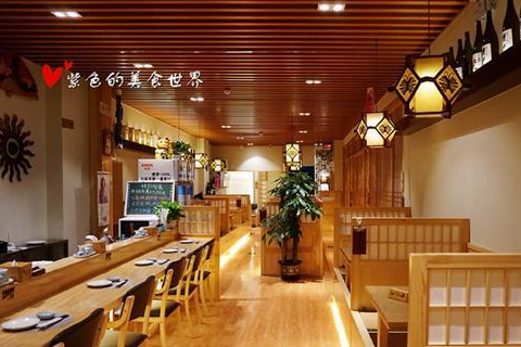 佐渡日本料理整个餐厅装修的清新雅致,原木风格营造出日式餐厅独有的
