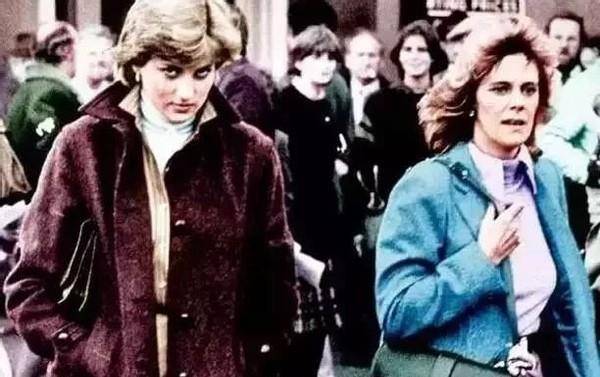 希拉里年轻时很漂亮,同框戴安娜赢在自信气场,73岁身材发福走样