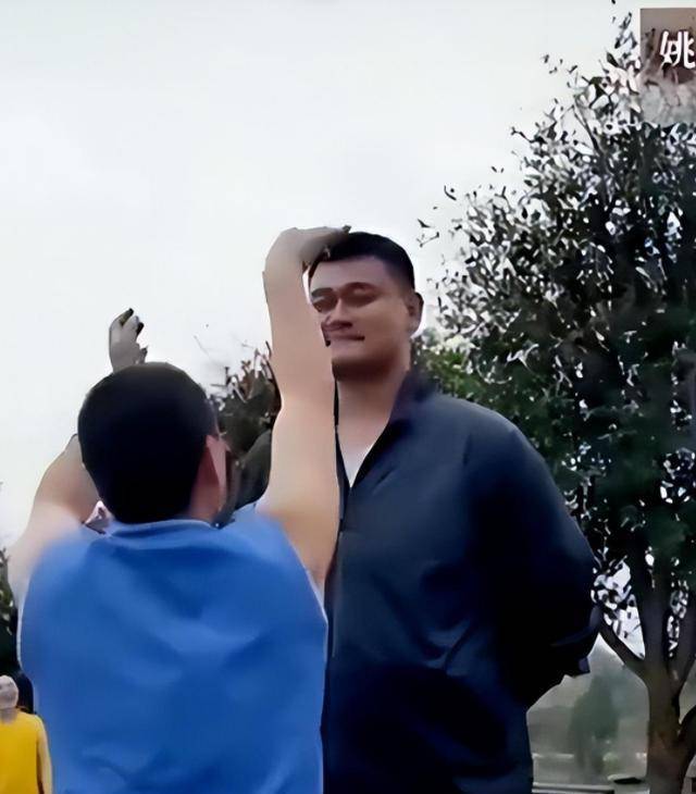 姚明的巨大体型令人震撼,奥尼尔在他身边犹如小鸟依人