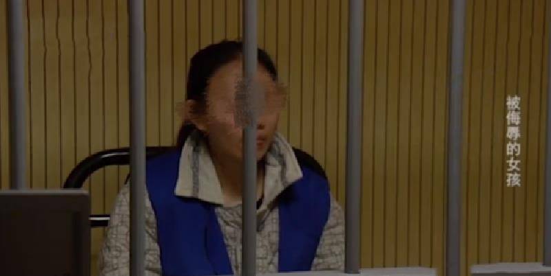 北京女孩在街上被多名同事霸凌,烧头发,猛踹下体,画面