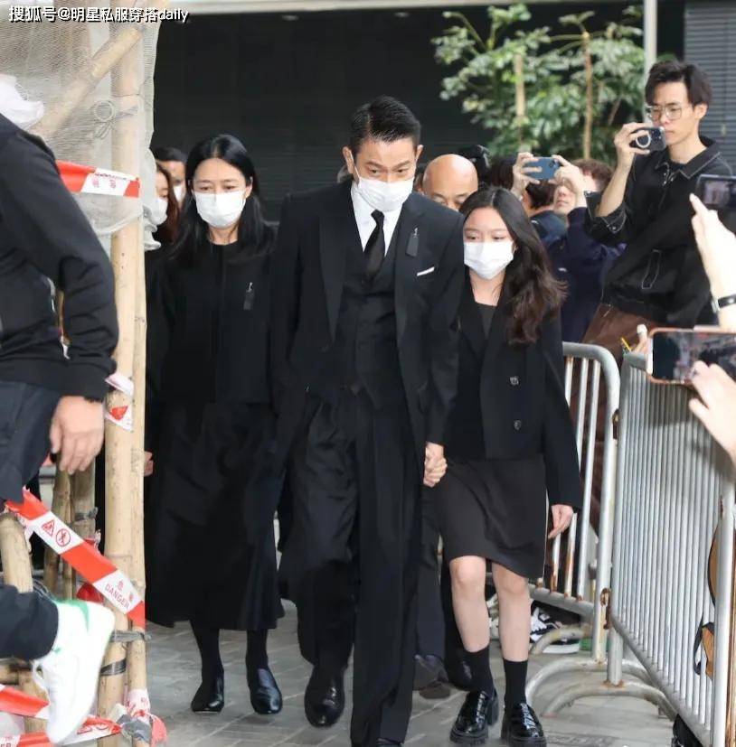 女儿公开照低调质朴像极了母亲朱丽倩_父亲_因为_照片
