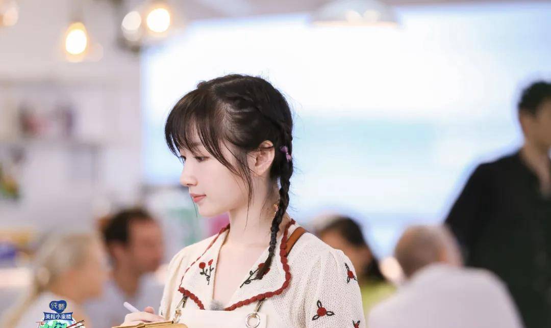 然而,李浩菲并非娱乐圈唯一面临发际线困扰的女性.