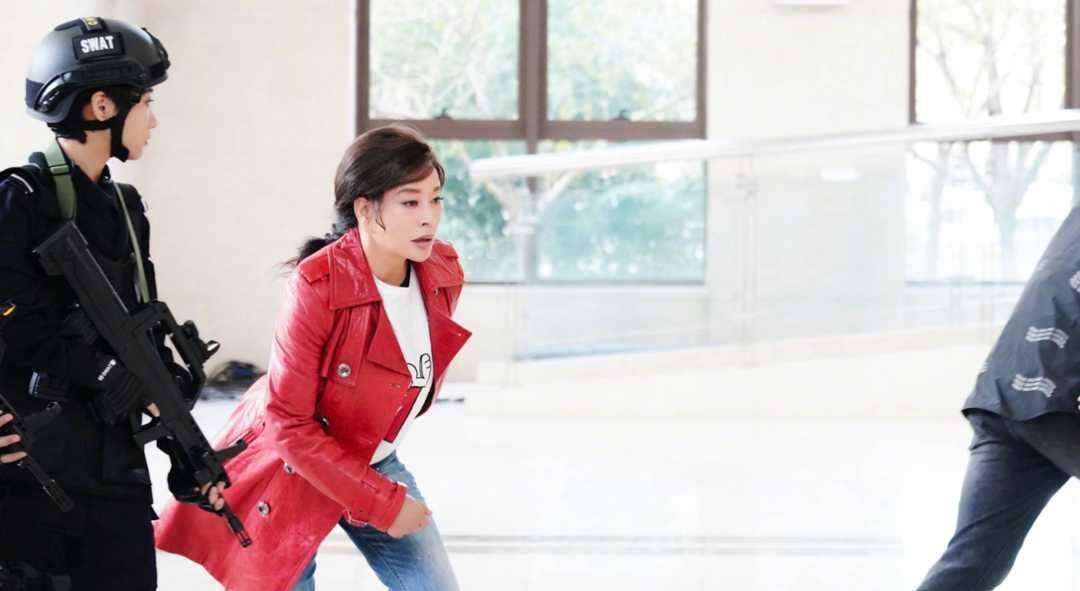 刘晓庆新剧造型真飒,红色皮衣配牛仔裤好减龄,真不像