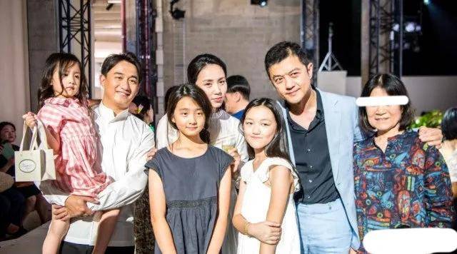有网友感叹,李亚鹏身上有他前妻王菲,女儿李嫣最怕的东西——做作.