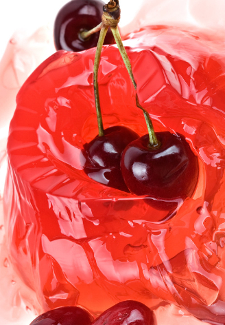 小孩子们更是难抵樱桃的诱惑