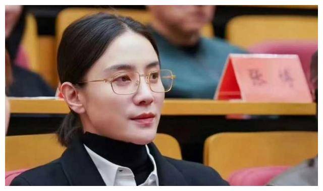 一些网友表示,如果这三位女演员是近视眼,那么平时戴隐形眼镜不就行了