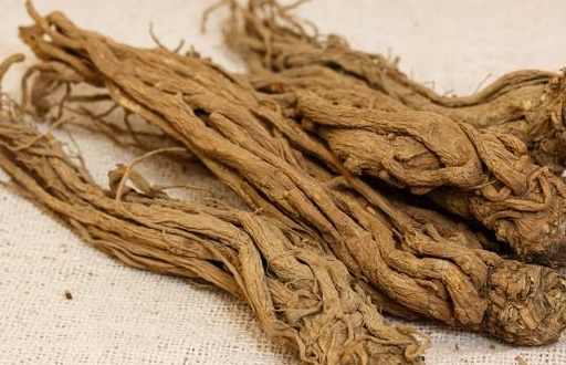 女人过了40岁,容易气血不足,用这3样中药泡水喝,显抗_