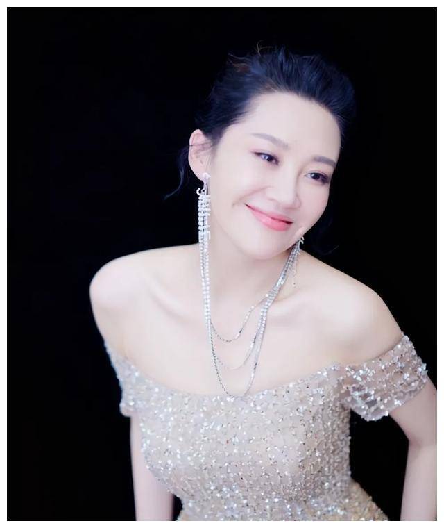 许晴:魅力不减的不老女神,她的情感生活如何演绎?