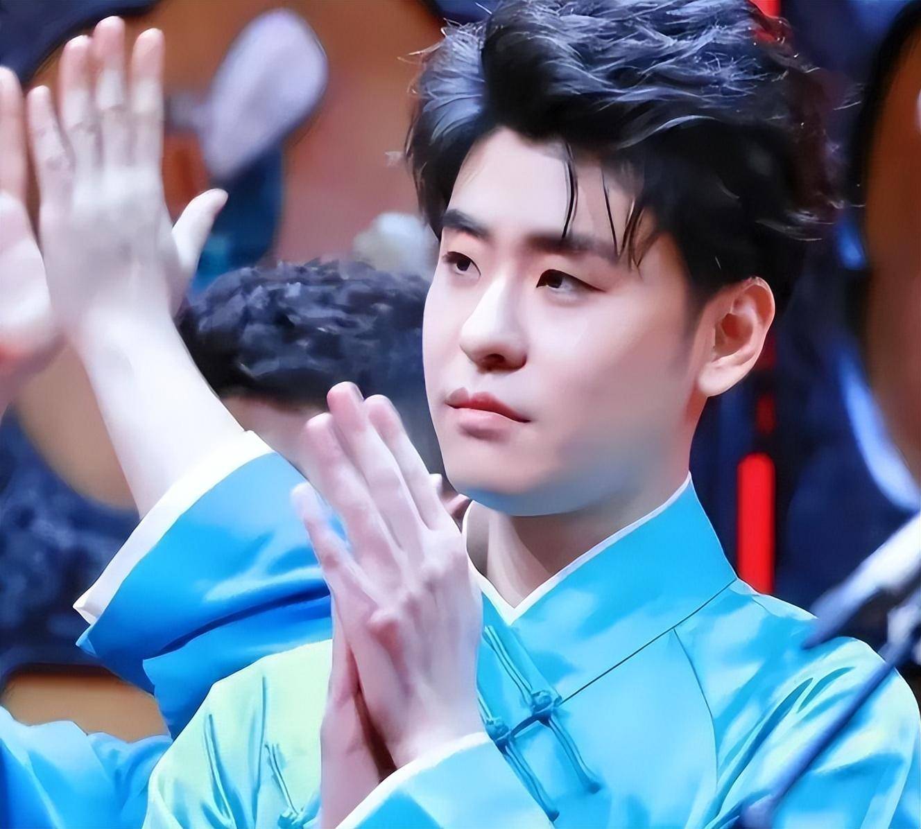 不参加德云社封箱大典,自顾去开演唱会,渐行渐远的张云雷要干啥_相声