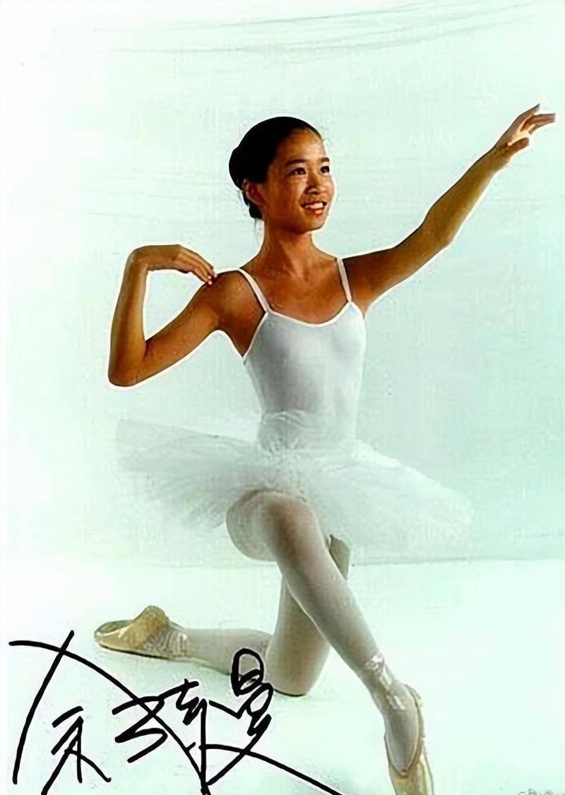 三十年前,佘诗曼瑞士留学旧照,身着比基尼在游艇上尽