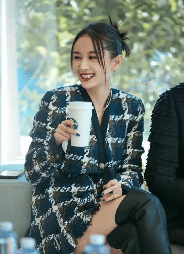 王子文漫画身材太惹眼,穿紧身连体衣凹凸有致,被大长腿惊艳到了_女生