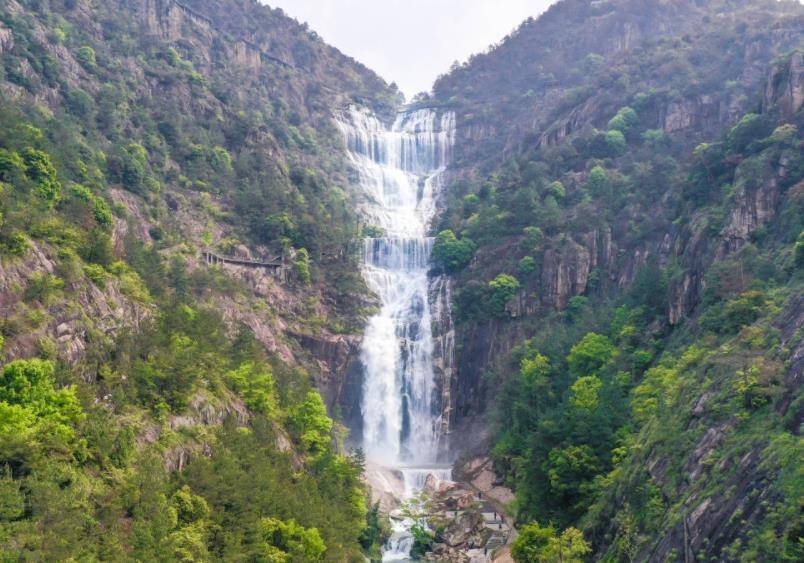 浙江境内又一5a景区走红,坐拥"亚洲第一高瀑",高达325
