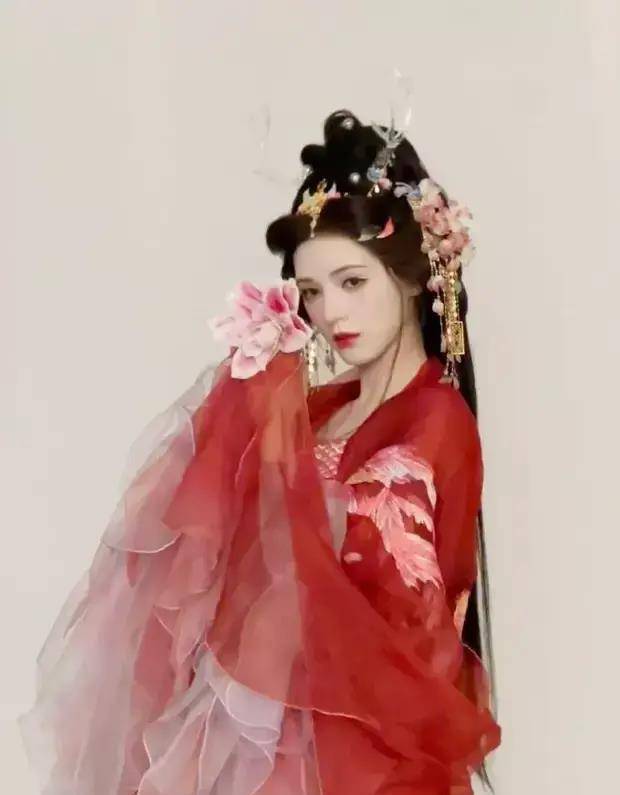 张予曦晒红衣龙女随拍照,翩翩起舞古风氛围感十足