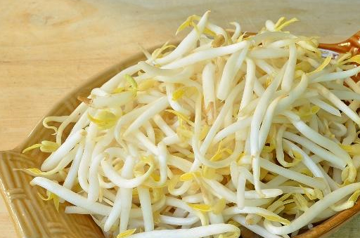 首先来看这个豆芽素高汤的做法,需要准