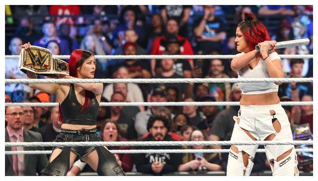 巨石强森重返wwe,对决罗曼,科迪贝莉宣布挑战,小队解散!