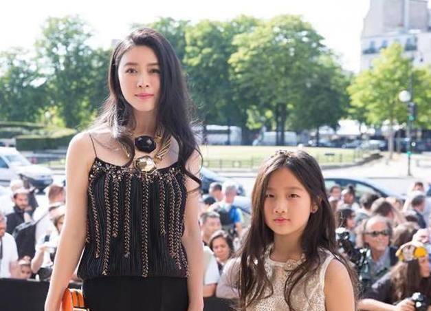 后来田海蓉嫁给了一个富豪,在结婚不久后就生下了一个女儿,但是上帝给