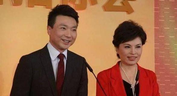 他是电视著名主持人,与妻子恩爱相处19年,今没有儿女令人遗憾_康辉