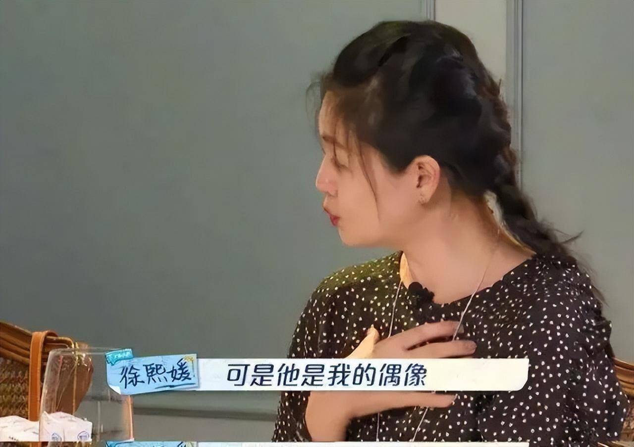 大s女儿状态惹心疼,驼背严重穿着土气显忧郁,父母离婚