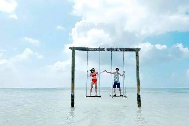 钟嘉欣夫妇撇下仨娃出游,大13岁老公好宠妻,二人世界