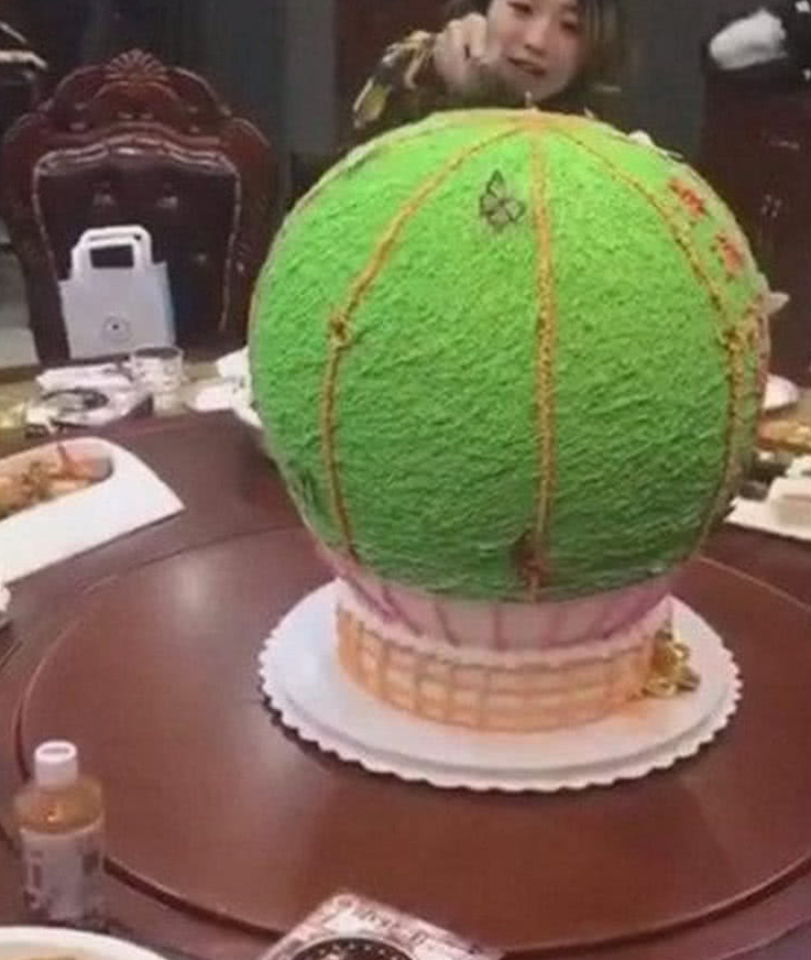 参加同事生日宴,第一次见这"奇葩"蛋糕,切开后全桌!