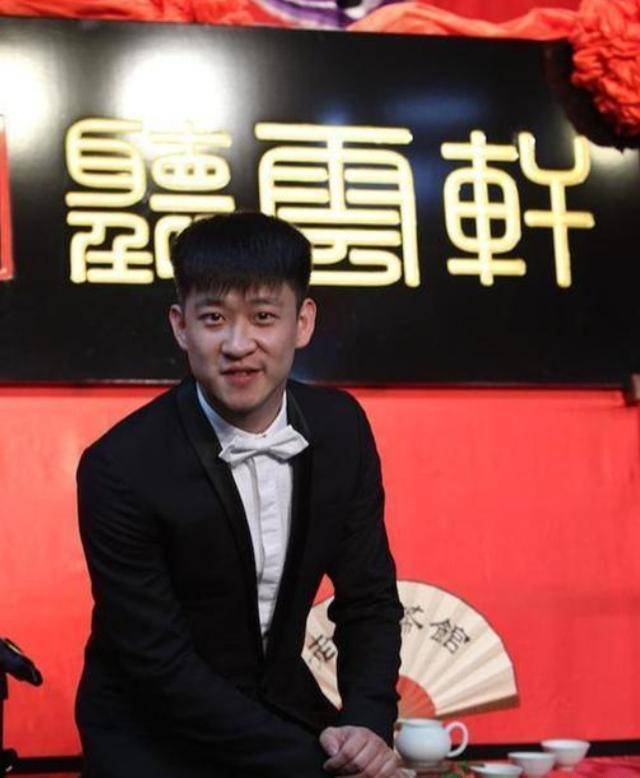 原本越来越好的曹云金,却在2010年师父郭德纲生日宴上,突然宣布退出