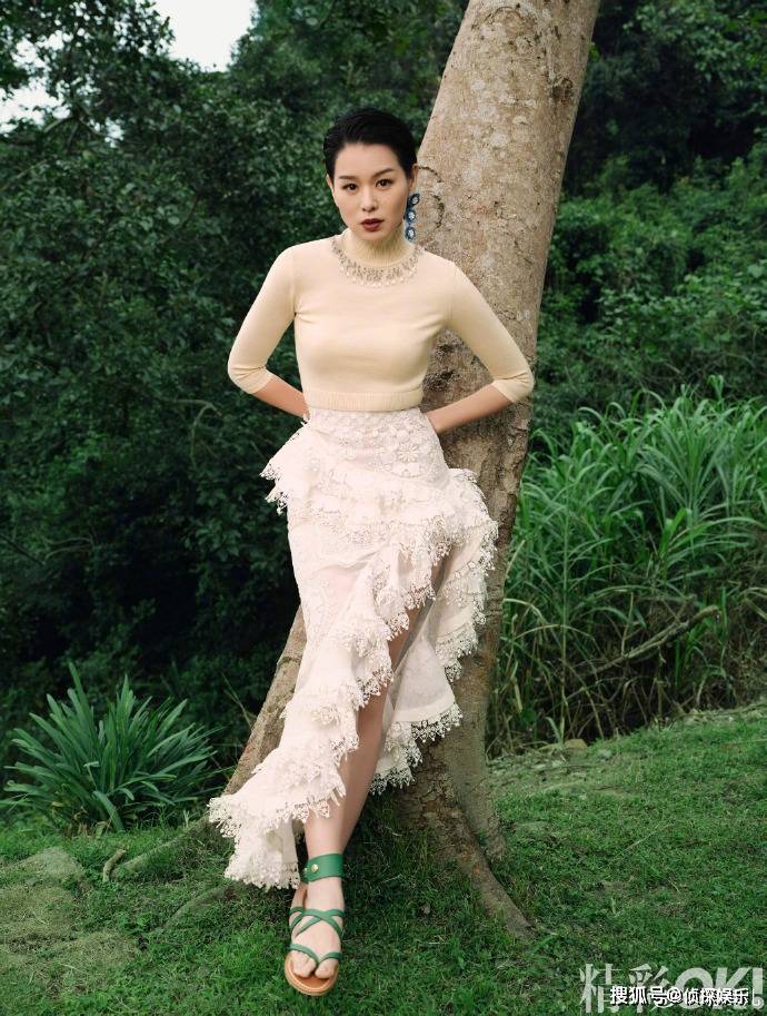 胡杏儿带三个儿子拍大片,兄弟仨长成一张脸,辣妈萌宝全是高颜值_奕宏