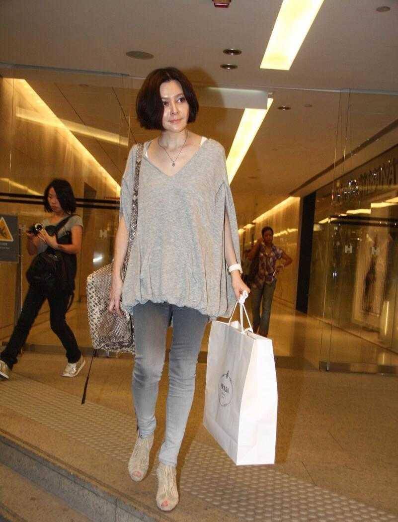关之琳独自逛街被偶遇,生图满脸油光好油腻,身材却像小姑娘_女性