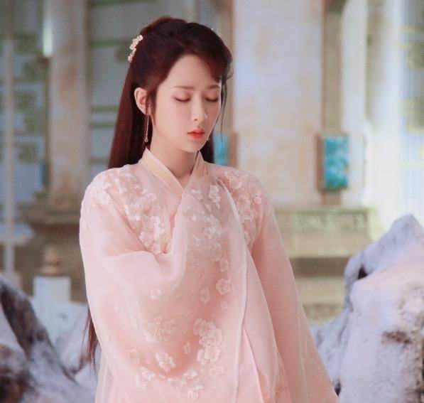 杨紫拍策划时打喷嚏,伸手捂嘴巴露出真实臂围,确定只有90斤?