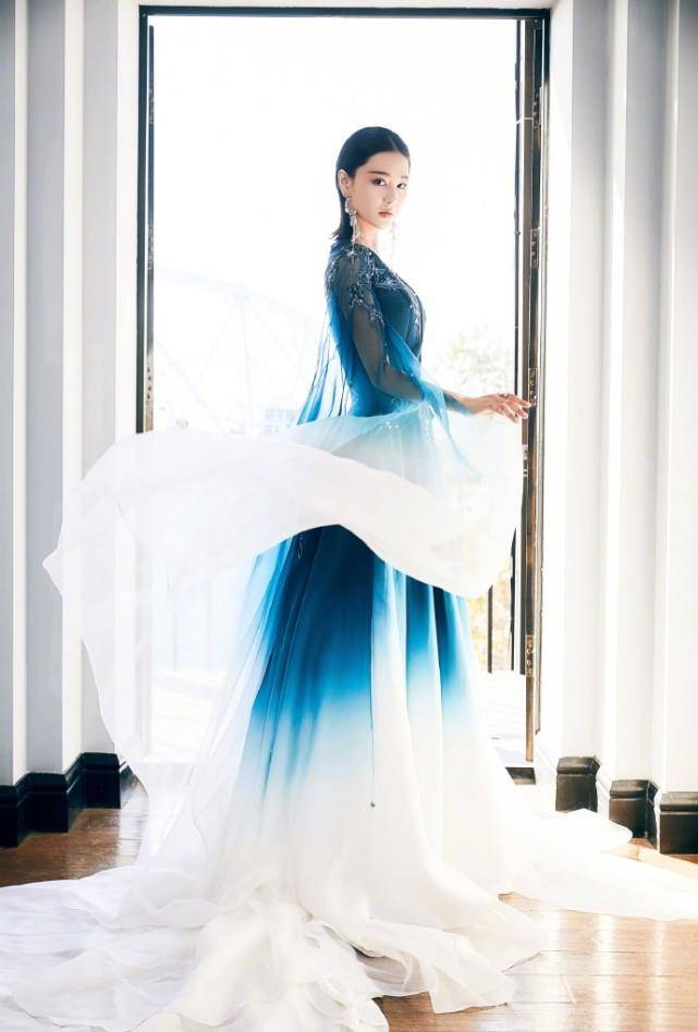 张馨予分享最新时尚照,穿西装走起黑白冷酷风,气场范!