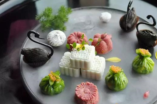 更有美味,方糕里的豆沙清香软糯,定胜糕也是酥松可口,天鹅酥更是