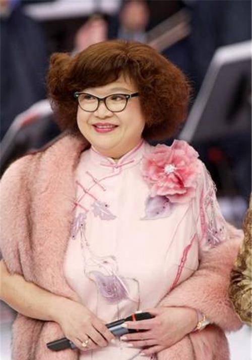 然而,在香港娱乐圈中,沈殿霞也是一位备受喜爱的喜剧女明星.