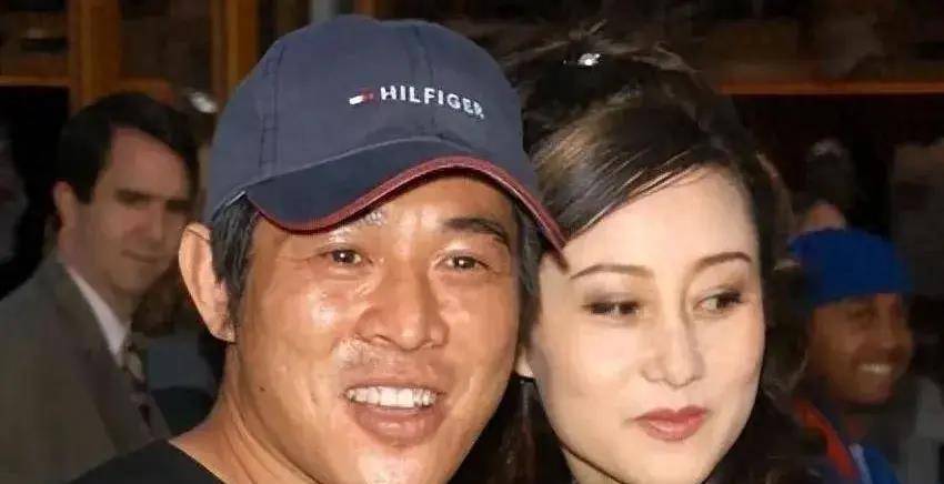 李连杰与妻子;利智及女儿在尼泊尔佛学院修 行:一家三口低调虔诚_生活