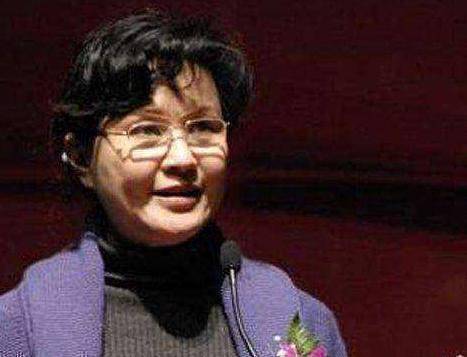 63岁方舒近照流出,分手丈夫嫁小鲜肉被坑惨,女儿却生得时尚动人_角色