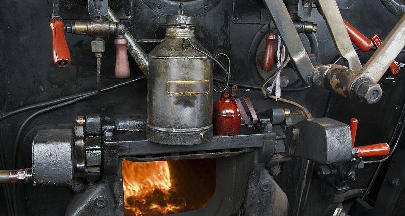 瓦特为什么被称为第一代现代技术专家?他是怎样发明蒸汽机的?